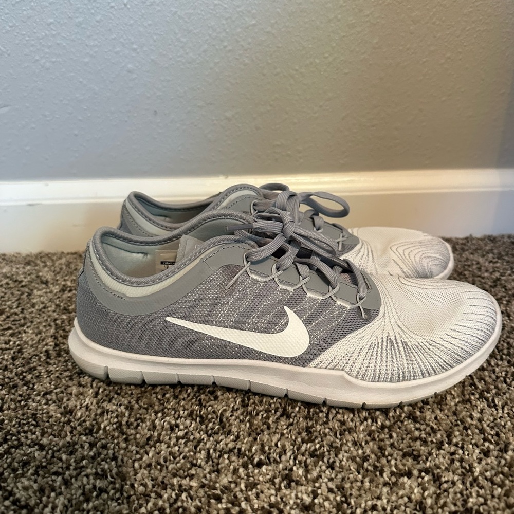Womans Nike Shoes - Picture 2 of 5